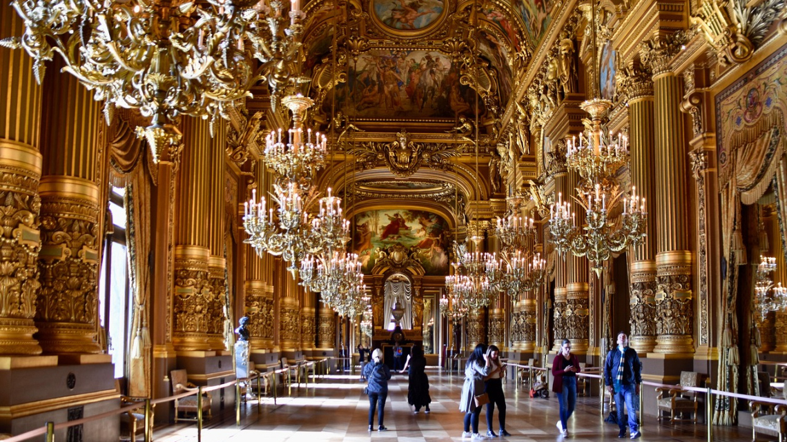 Париж та його український профіль. Авіатур