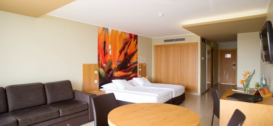 Four Views Oasis 4*  